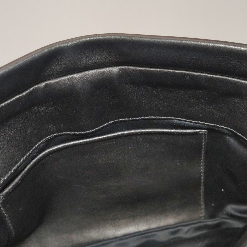 Miu Miu羊皮純色褶皺字母logo手拿包-8