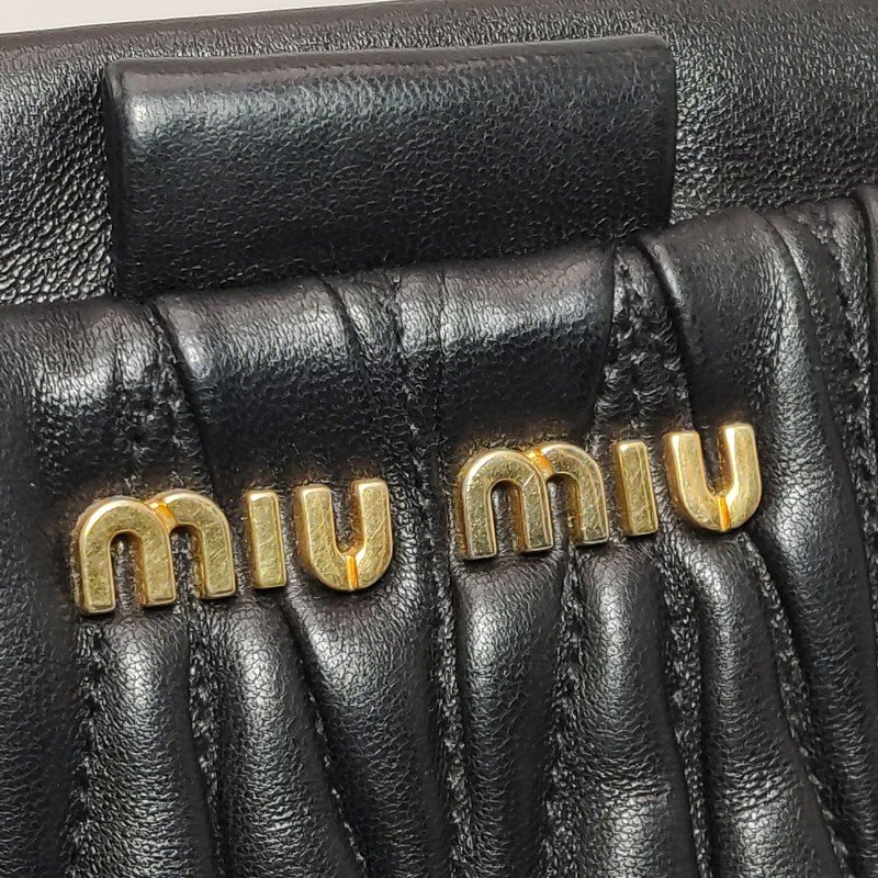 Miu Miu羊皮純色褶皺字母logo手拿包-11