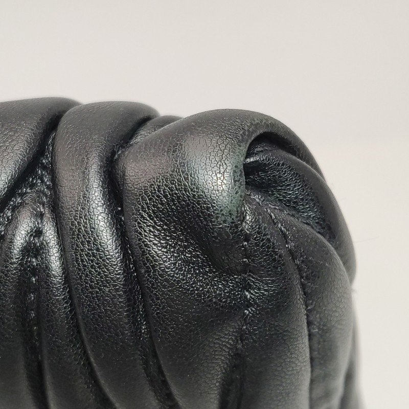 Miu Miu羊皮純色褶皺字母logo手拿包-12