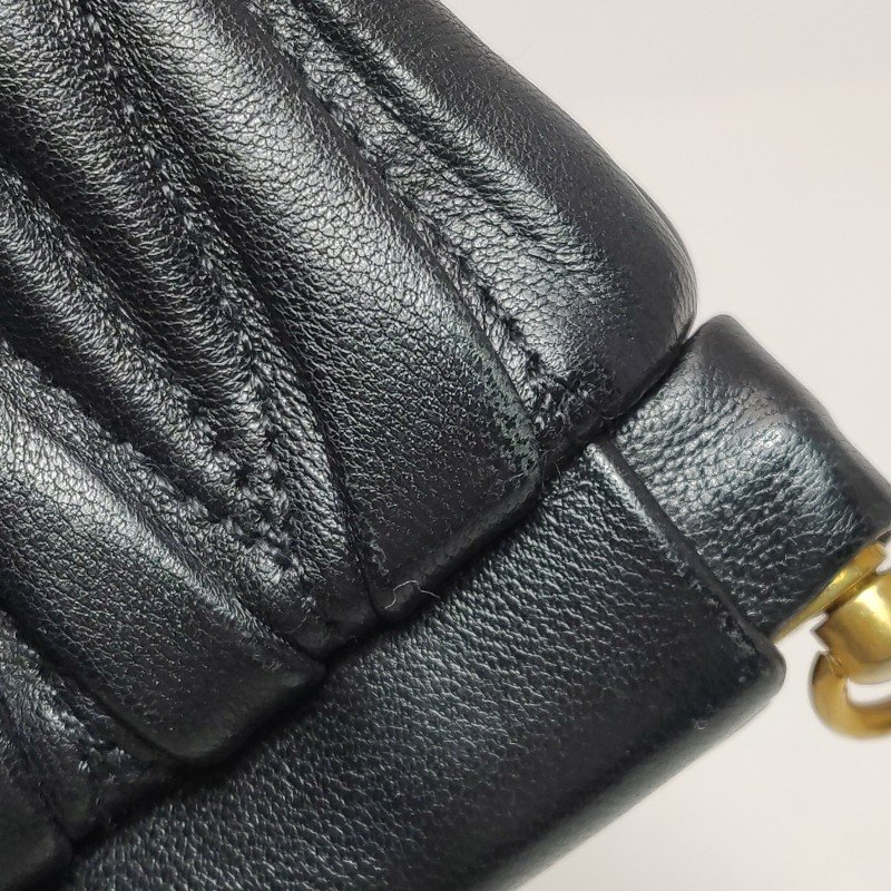 Miu Miu羊皮純色褶皺字母logo手拿包-13