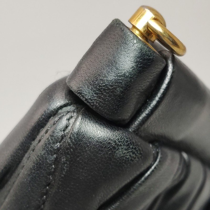 Miu Miu羊皮純色褶皺字母logo手拿包-14