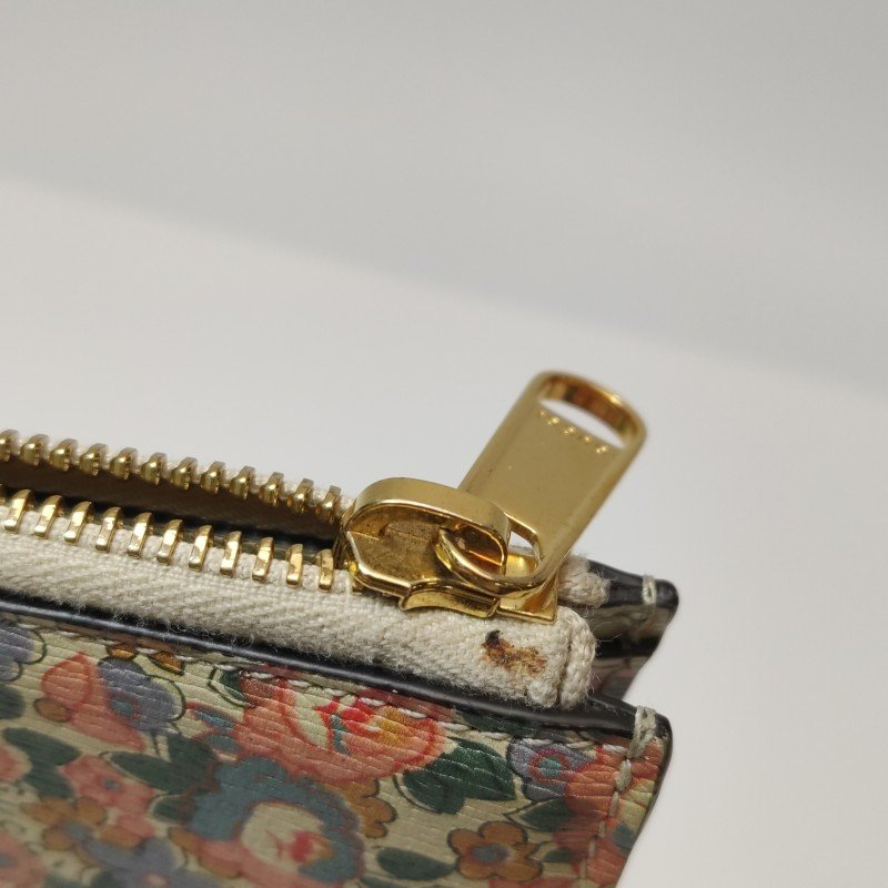 Gucci牛皮花卉滿印字母Logo拉鏈手拿包-10