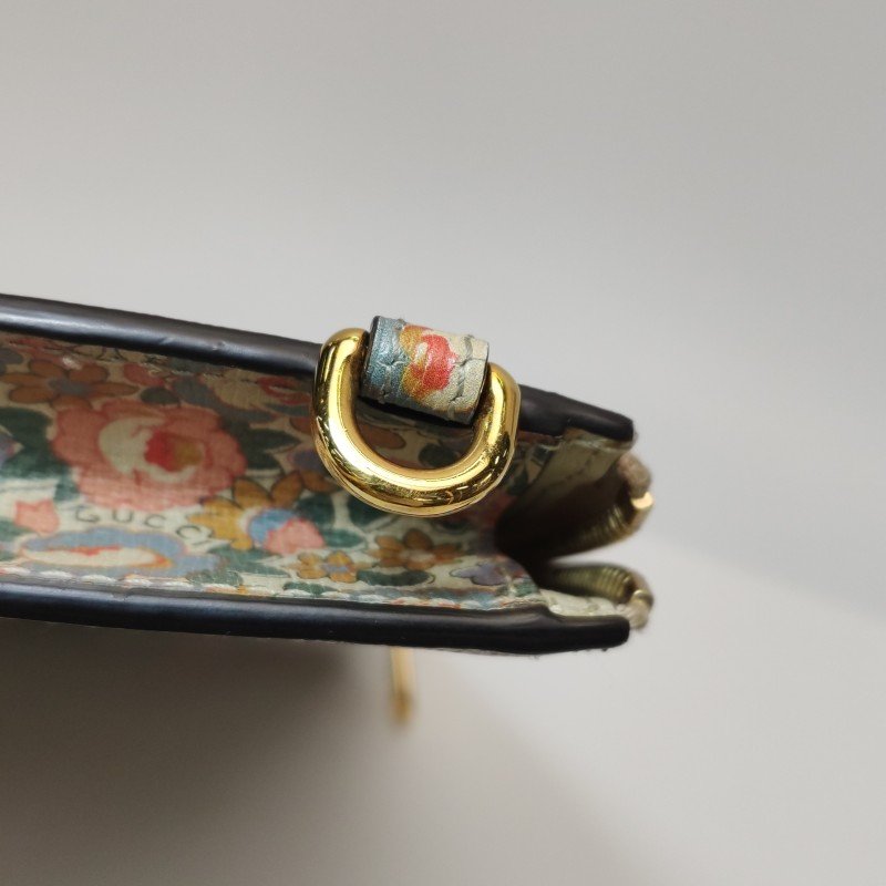 Gucci牛皮花卉滿印字母Logo拉鏈手拿包-11