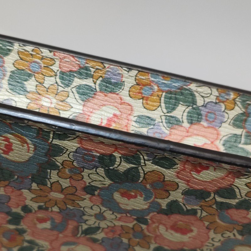 Gucci牛皮花卉滿印字母Logo拉鏈手拿包-16