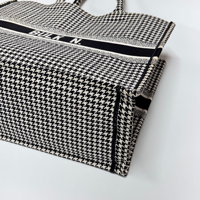 【明星同款⭐️】 Dior BookTote 千鳥格 經典元素 肩背托特包 專櫃11萬！-9