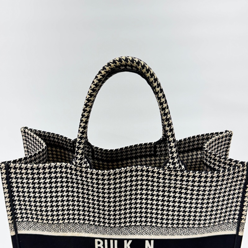 【明星同款⭐️】 Dior BookTote 千鳥格 經典元素 肩背托特包 專櫃11萬！-11