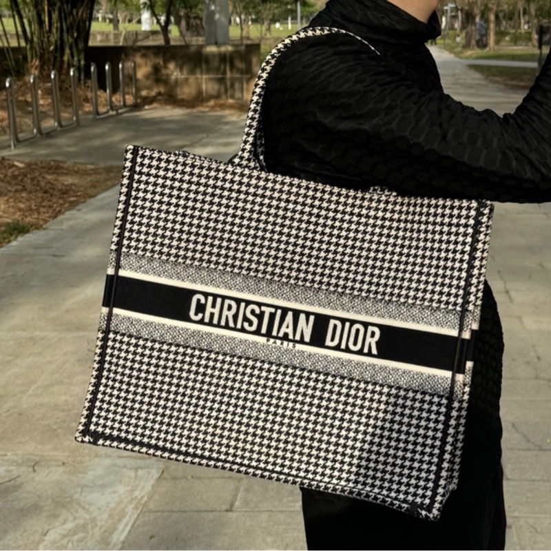 【明星同款⭐️】 Dior BookTote 千鳥格 經典元素 肩背托特包 專櫃11萬！-19