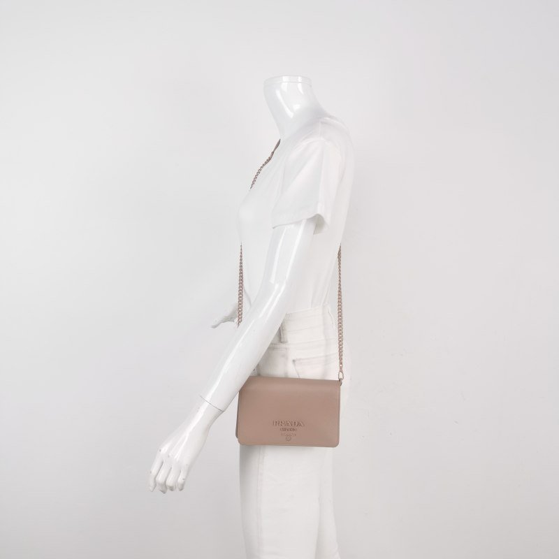 Prada牛皮純色字母Logo斜挎包單肩包-1