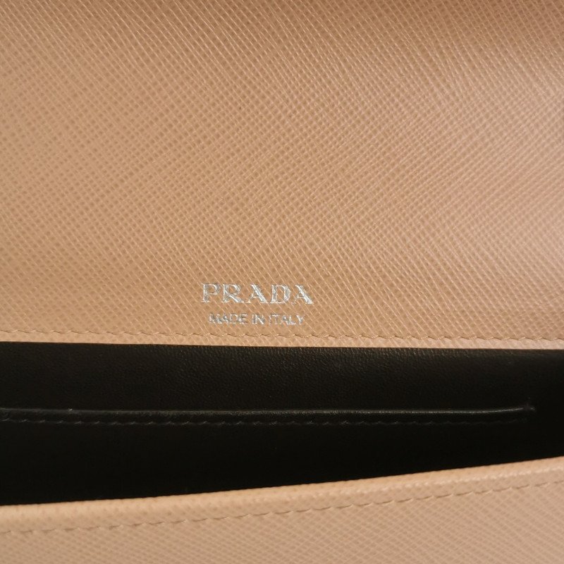 Prada牛皮純色字母Logo斜挎包單肩包-7