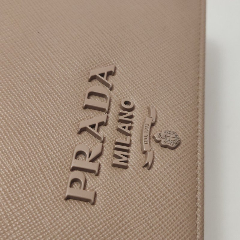 Prada牛皮純色字母Logo斜挎包單肩包-10