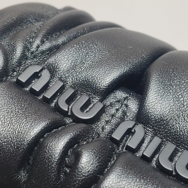 Miu Miu Belle羊皮純色絎縫斜挎包單肩包-11