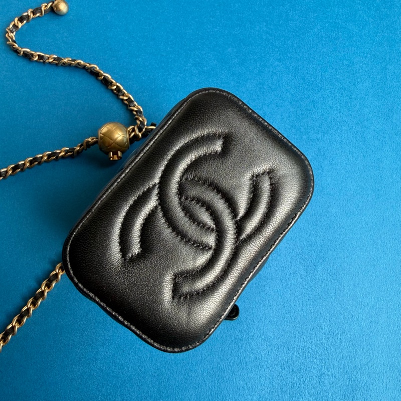 Chanel黑蠟制羊皮金球mini化妝包-2