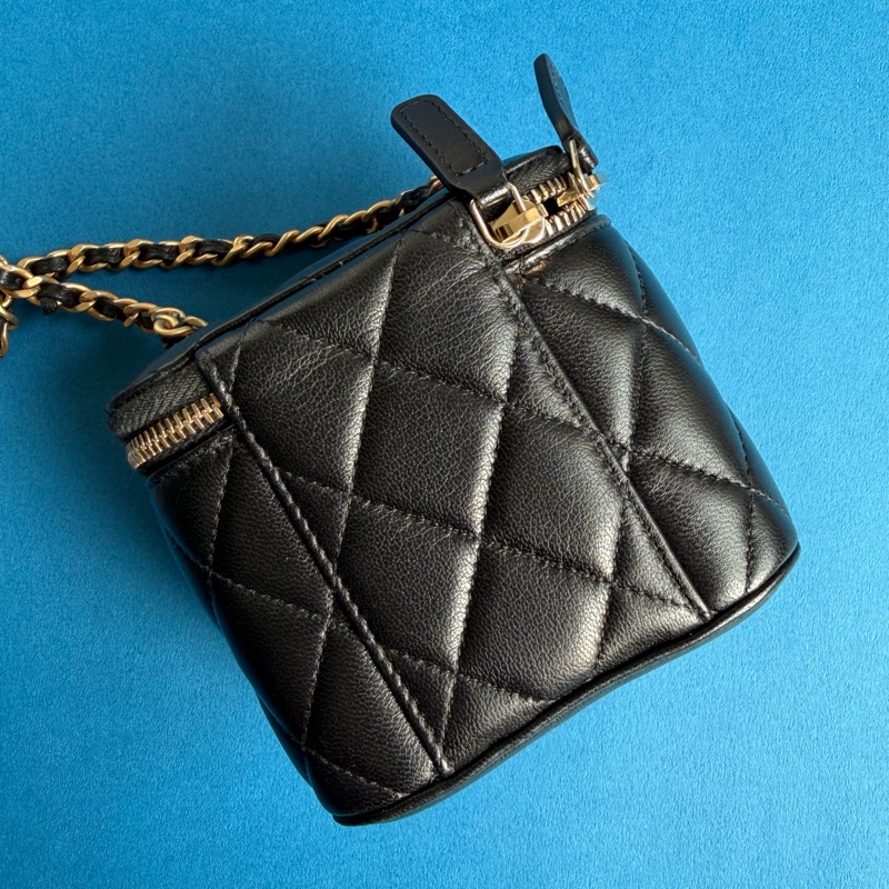 Chanel黑蠟制羊皮金球mini化妝包-3