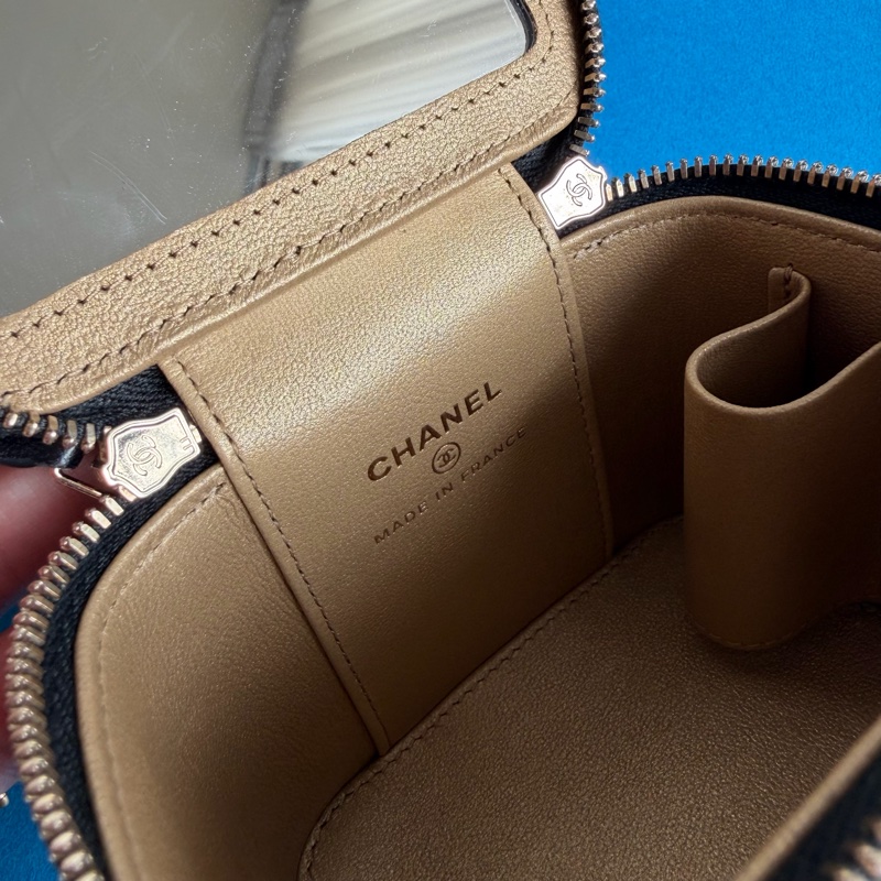 Chanel黑蠟制羊皮金球mini化妝包-5