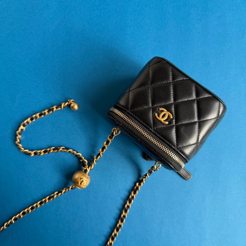 Chanel黑蠟制羊皮金球mini化妝包-7