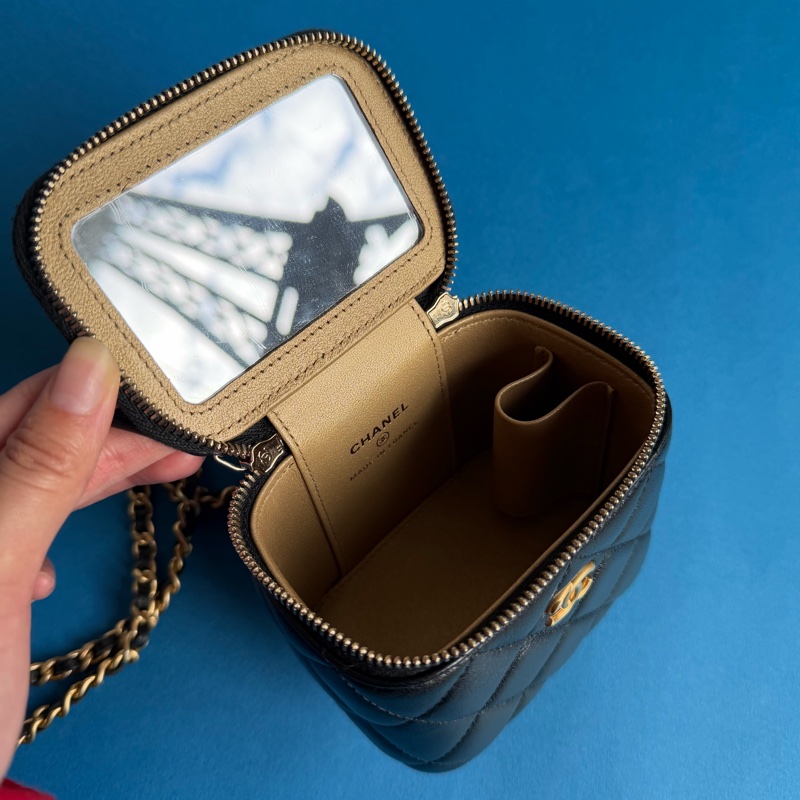 Chanel黑蠟制羊皮金球mini化妝包-10