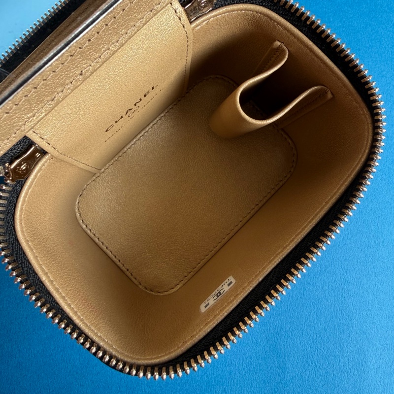 Chanel黑蠟制羊皮金球mini化妝包-12