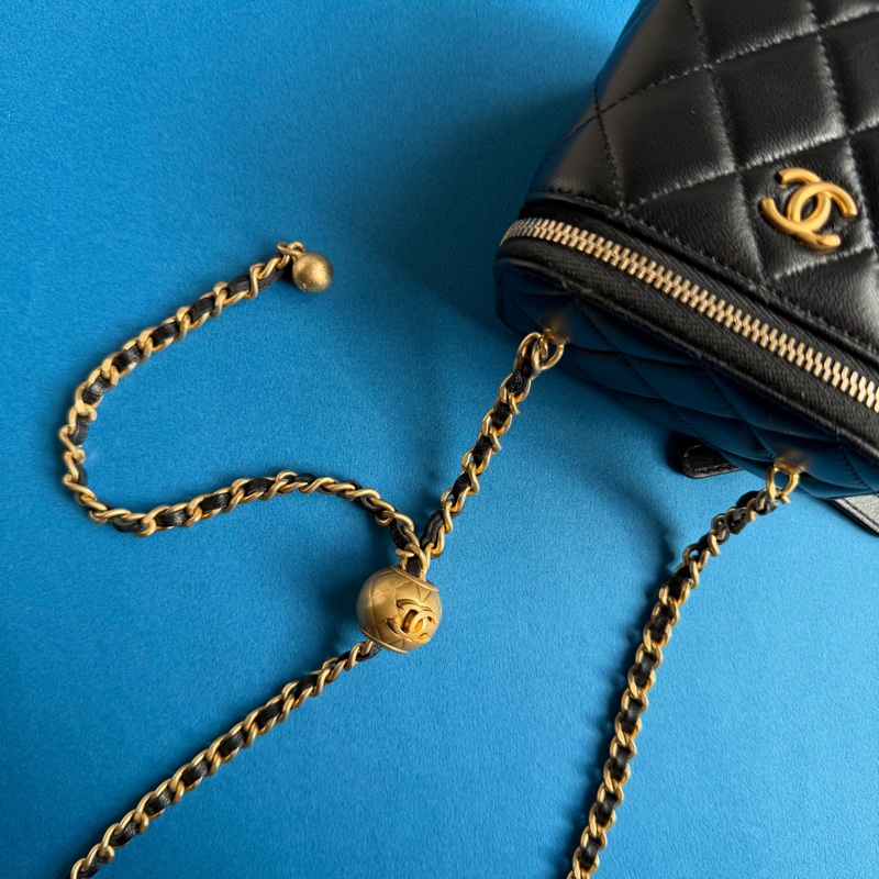 Chanel黑蠟制羊皮金球mini化妝包-13