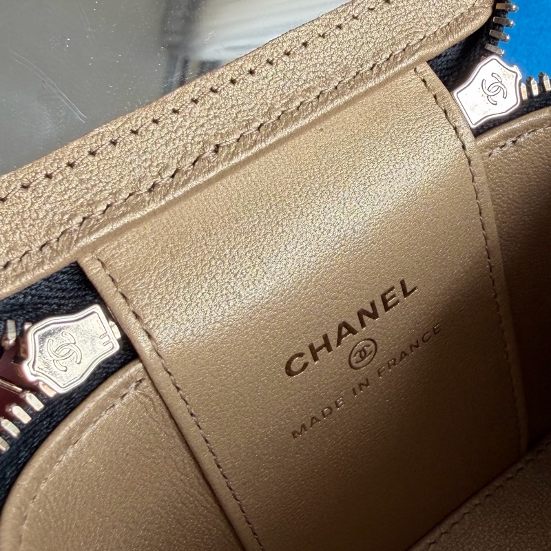 Chanel黑蠟制羊皮金球mini化妝包-14