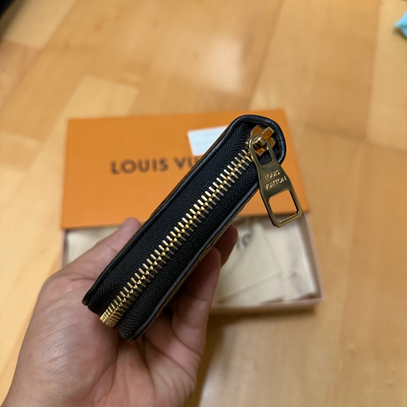 Lv M61864 黑壓紋拉鍊長夾-2