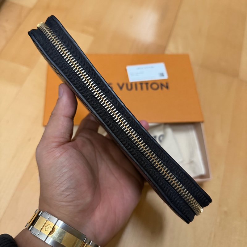 Lv M61864 黑壓紋拉鍊長夾-3