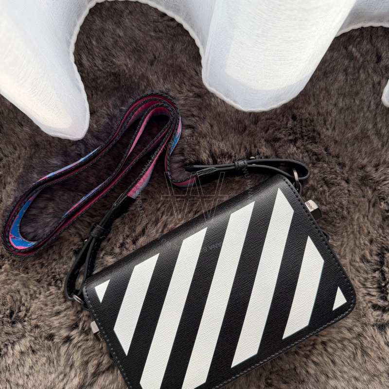 （特別優惠）🤍off-white黑白斜條紋鐵灰夾扣小包 /off-white側背包/off-white迷你包/off-white相機包（黑白）🤍無花果精品-0