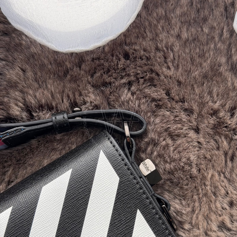 （特別優惠）🤍off-white黑白斜條紋鐵灰夾扣小包 /off-white側背包/off-white迷你包/off-white相機包（黑白）🤍無花果精品-1