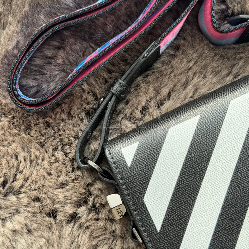 （特別優惠）🤍off-white黑白斜條紋鐵灰夾扣小包 /off-white側背包/off-white迷你包/off-white相機包（黑白）🤍無花果精品-2