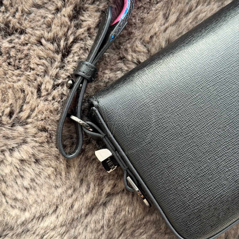 （特別優惠）🤍off-white黑白斜條紋鐵灰夾扣小包 /off-white側背包/off-white迷你包/off-white相機包（黑白）🤍無花果精品-4