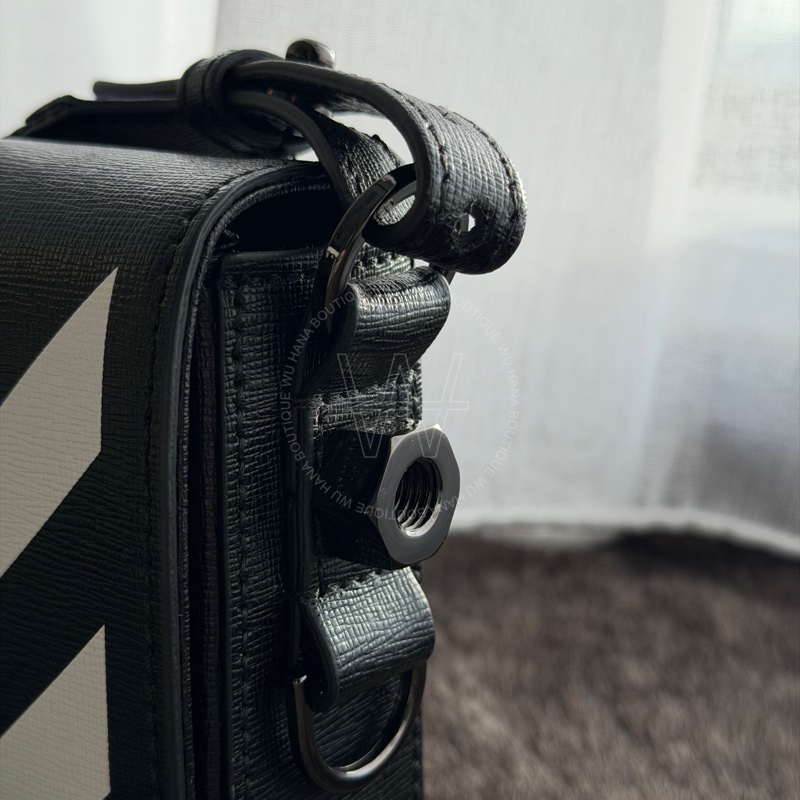 （特別優惠）🤍off-white黑白斜條紋鐵灰夾扣小包 /off-white側背包/off-white迷你包/off-white相機包（黑白）🤍無花果精品-6