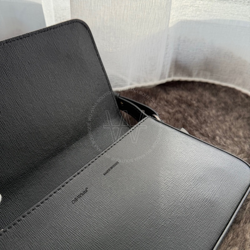 （特別優惠）🤍off-white黑白斜條紋鐵灰夾扣小包 /off-white側背包/off-white迷你包/off-white相機包（黑白）🤍無花果精品-8