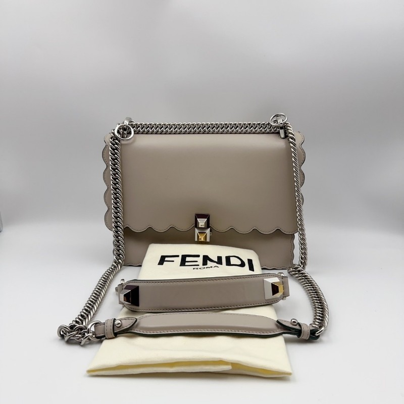 FENDI Kan I 鉚釘飾扣 燙印Logo 扇形邊 牛皮革 鏈條-0