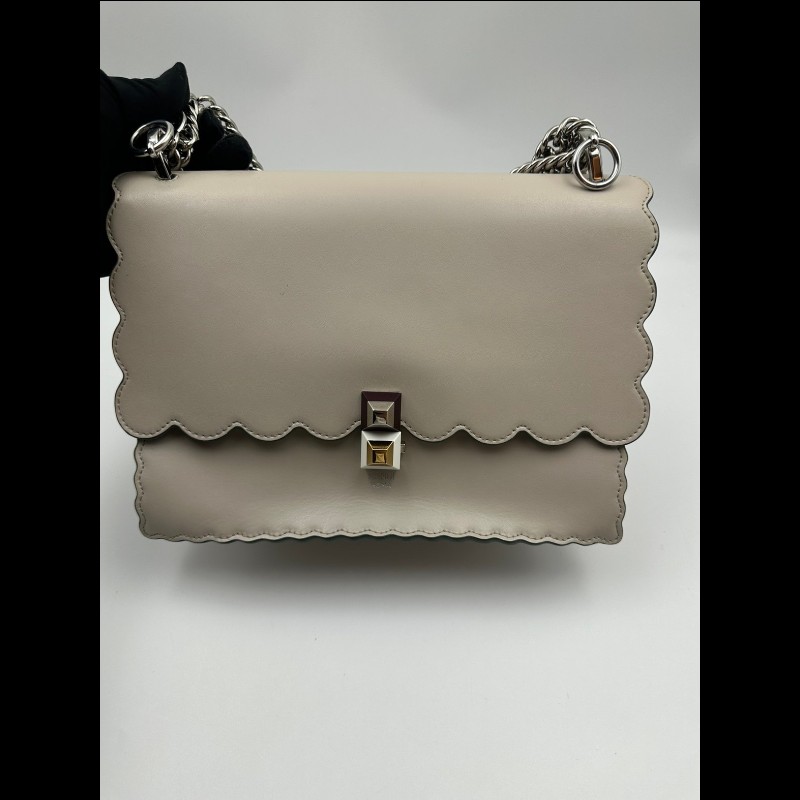 FENDI Kan I 鉚釘飾扣 燙印Logo 扇形邊 牛皮革 鏈條-5