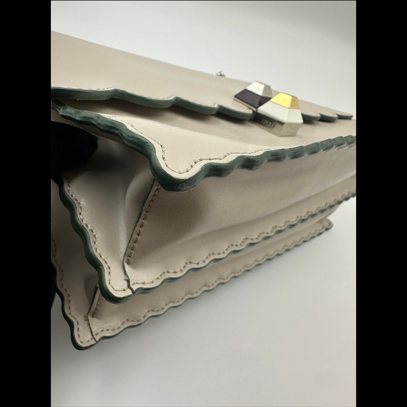 FENDI Kan I 鉚釘飾扣 燙印Logo 扇形邊 牛皮革 鏈條-10
