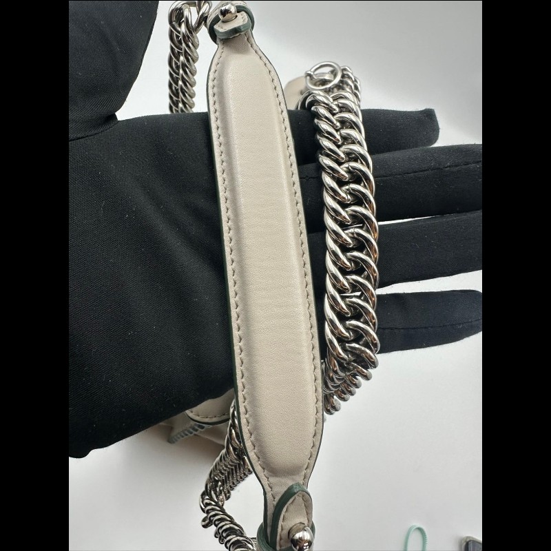 FENDI Kan I 鉚釘飾扣 燙印Logo 扇形邊 牛皮革 鏈條-14