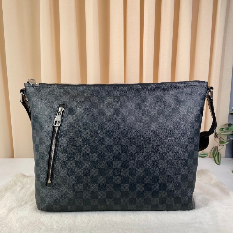 ❤️超甜價❤️LV 黑棋盤格郵差包 斜背包-0