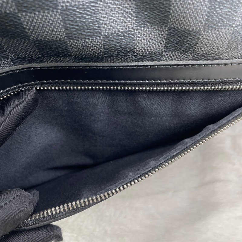 ❤️超甜價❤️LV 黑棋盤格郵差包 斜背包-21