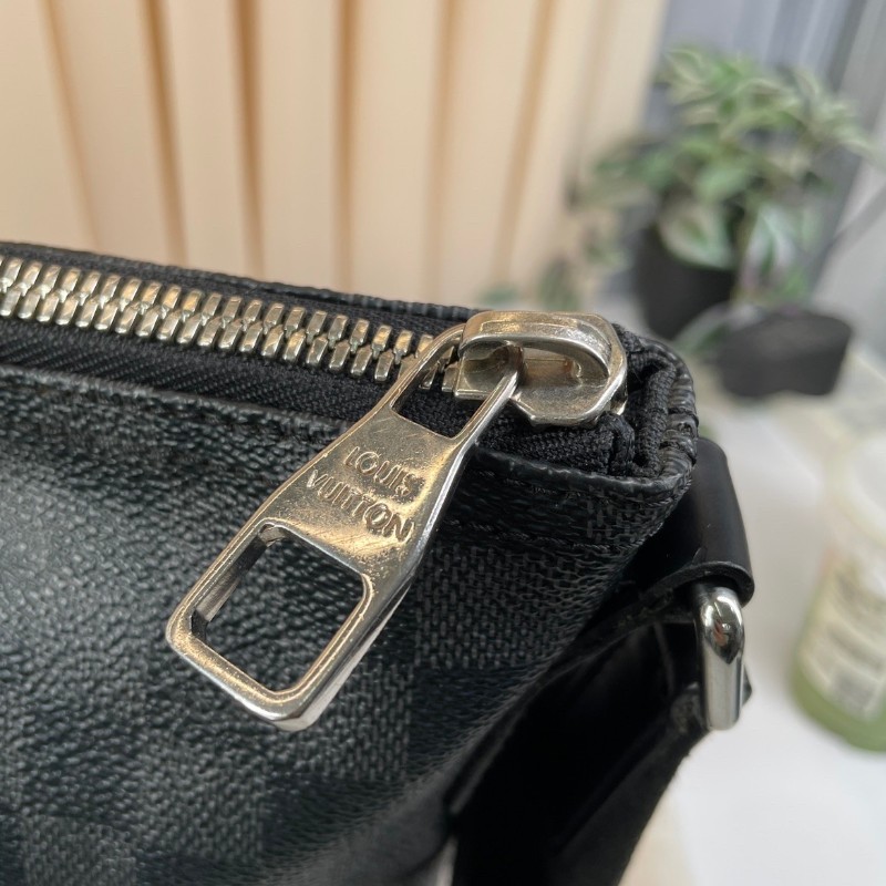 ❤️超甜價❤️LV 黑棋盤格郵差包 斜背包-22