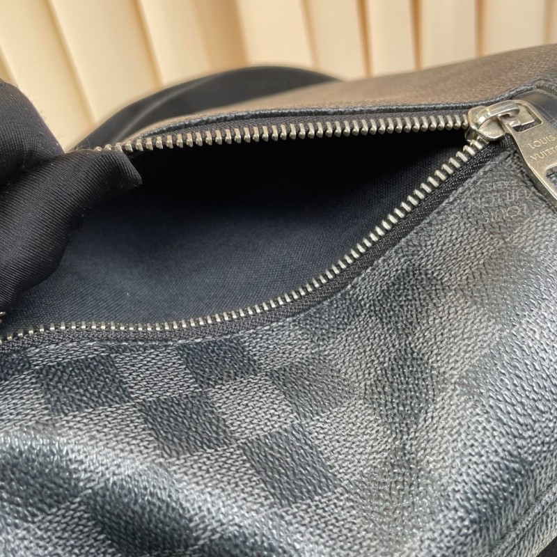 ❤️超甜價❤️LV 黑棋盤格郵差包 斜背包-24