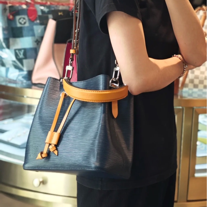 低調貴氣🤩超優惠甜價🥹Lv藏藍色Neonoe bb水波紋水桶包單肩斜挎包-1