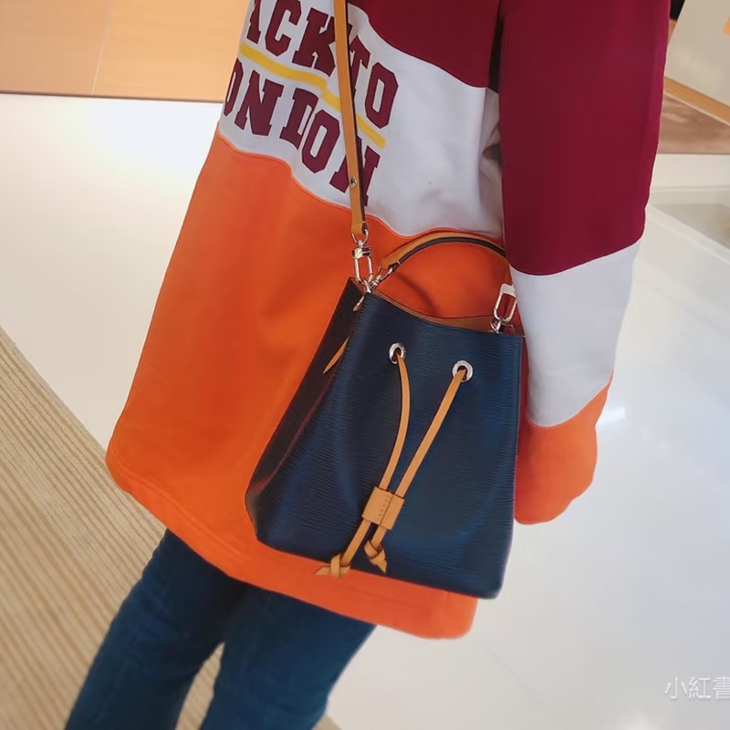 低調貴氣🤩超優惠甜價🥹Lv藏藍色Neonoe bb水波紋水桶包單肩斜挎包-6