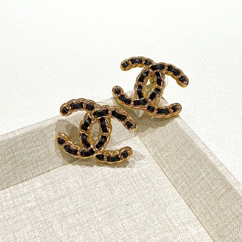 CHANEL - 黑色皮穿鍊雙C耳針式耳環-0