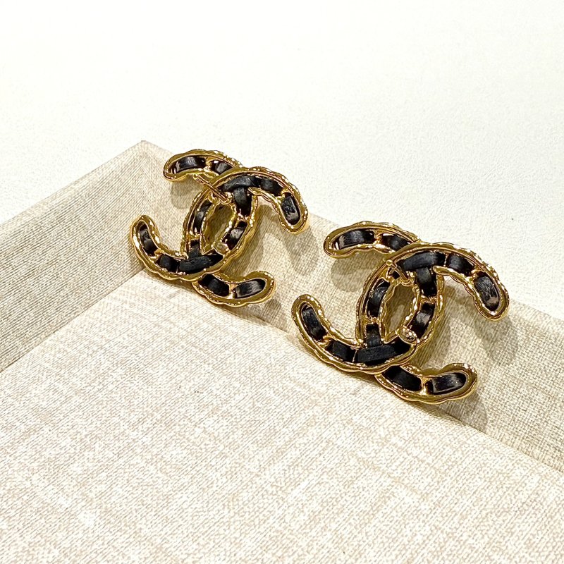 CHANEL - 黑色皮穿鍊雙C耳針式耳環-1