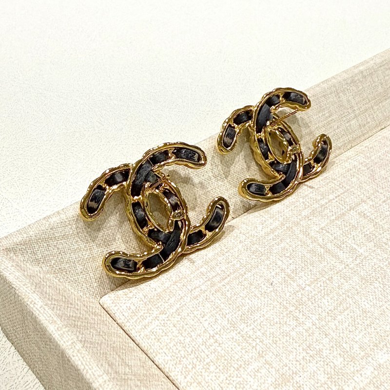 CHANEL - 黑色皮穿鍊雙C耳針式耳環-3
