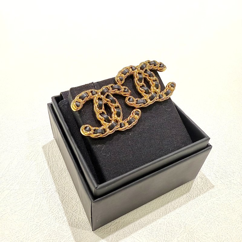 CHANEL - 黑色皮穿鍊雙C耳針式耳環-4