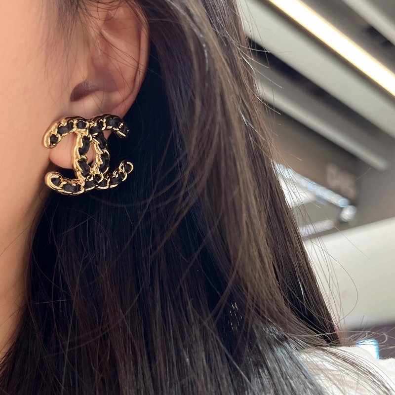 CHANEL - 黑色皮穿鍊雙C耳針式耳環-5