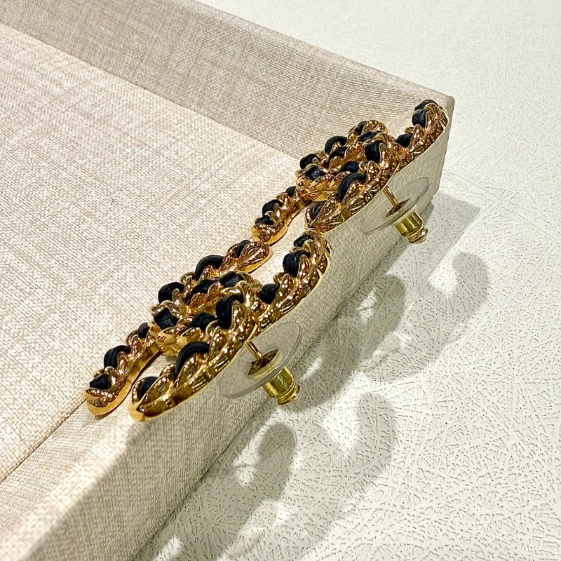 CHANEL - 黑色皮穿鍊雙C耳針式耳環-7