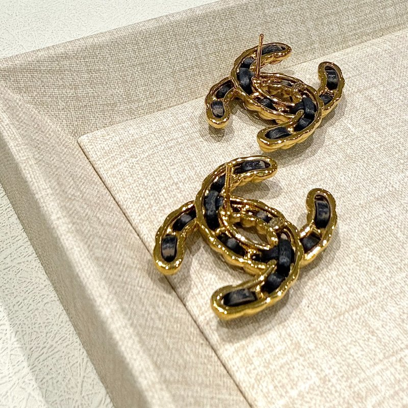 CHANEL - 黑色皮穿鍊雙C耳針式耳環-8