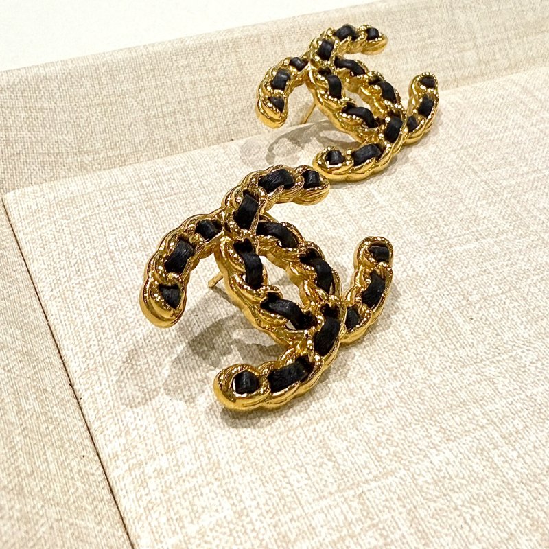 CHANEL - 黑色皮穿鍊雙C耳針式耳環-9