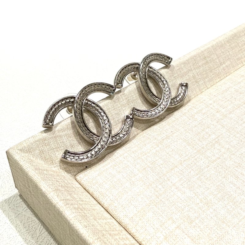 CHANEL - 銀色蛇骨紋雙C耳環-1